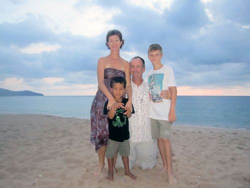 Австралийцы Донна и Эндрю де Брюн и их сыновья – 11-летний Фин и 3-летний Сонкран.