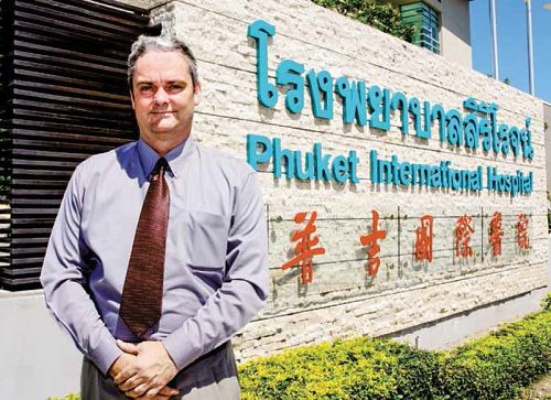 Питер Дэвидсон управляет международными службами в Phuket International Hospital.