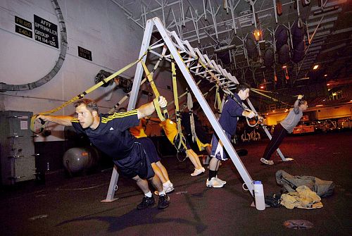 Система TRX была разработана для американских «Морских котиков». На фото – TRX-тренировка на борту авианосца ВМФ США «Джон Стеннис».