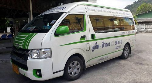 Бело-зеленые микроавтобусы отправляются со старого автовокзала в Патонг каждый час. Во всяком случае, таково официальное расписание. Фото: Новости Пхукета