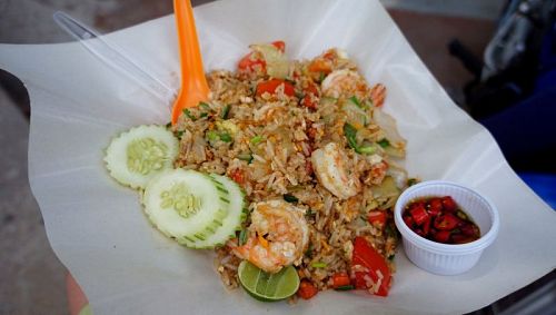 Жареный рис по-тайски c креветками. Фото: Yang Nai / Flickr