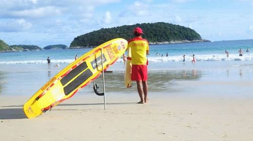 Купаться в низкий сезон стоит только под присмотром спасателей. Фото: Naiharn Surf Lifesaving Club