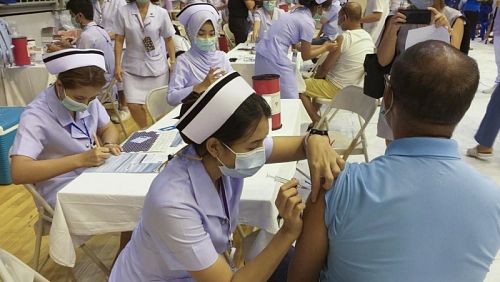 Пхукет активно вакцинирует население в ожидании 1 июля. Фото: Achadthaya Chuenniran / Bangkok Post