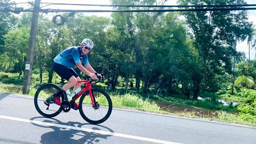 Джон Беннетт осуществил рекордный велозаезд по Пхукету. Фото: Джон Джулиус Беннетт