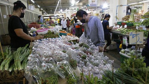 Потребители уже заметили рост цен, но в ближайшее время инфляция может ускориться еще больше из-за сокращения субсидий стоимости дизеля. Фото: Arnun Cholmahatrakoo / Bangkok Post