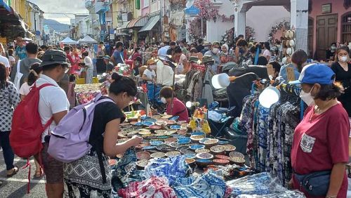 Туристы на воскресном рынке на Thalang Rd. в Пхукет-Тауне. Фото: Achadthaya Chuenniran / Bangkok Post