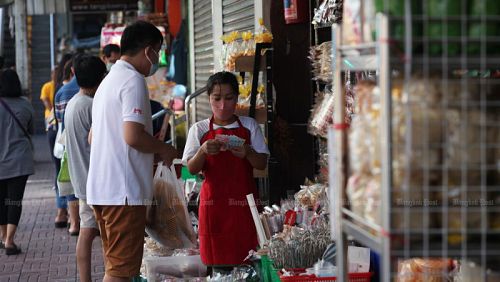 Уличная торговля на Chakkraphet Rd. в Бангкоке. Фото: Apichart Jinakul / Bangkok Post
