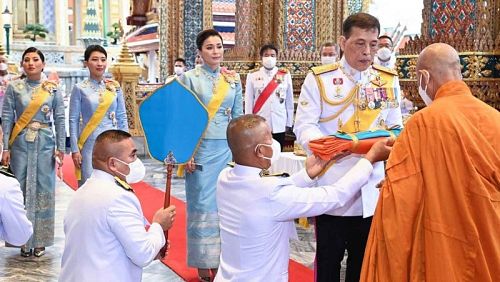 Его Величество Рама Х на торжествах в честь 90-летия Королевы-Матери Сирикат в Бангкоке. Фото: TV Pool / Bangkok Post