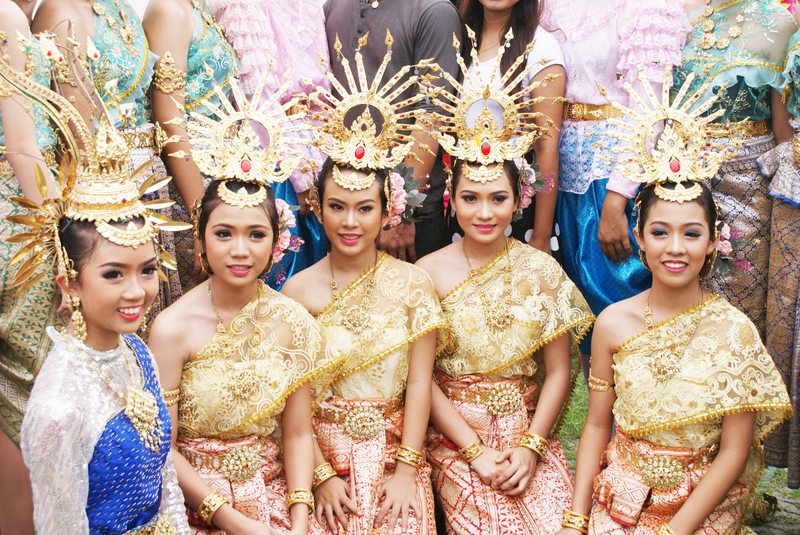 Женские тай. Тайцы народ. Тайский национальный костюм. Тайланд одежда. Тайская девушка в национальном костюме.
