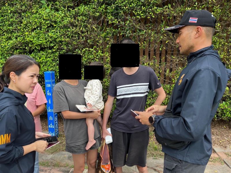 Две женщины и мужчина из КНР были арестованы в Май-Кхао за просрочку виз. Фото: Phuket Immigration