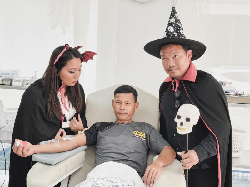 Сдача крови в Хеллоун в офисе Красного Креста на Пхукете. Фото: Phuket RBC