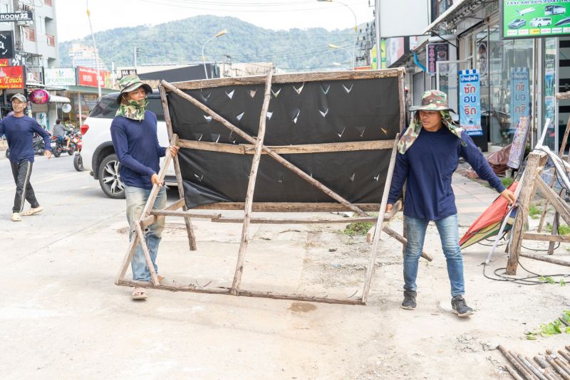 Окончание работ на Phra Mettha Rd. отметили взрывами петард и молитвой мэра у домика духов. Фото: PR Patong