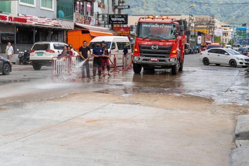 Окончание работ на Phra Mettha Rd. отметили взрывами петард и молитвой мэра у домика духов. Фото: PR Patong
