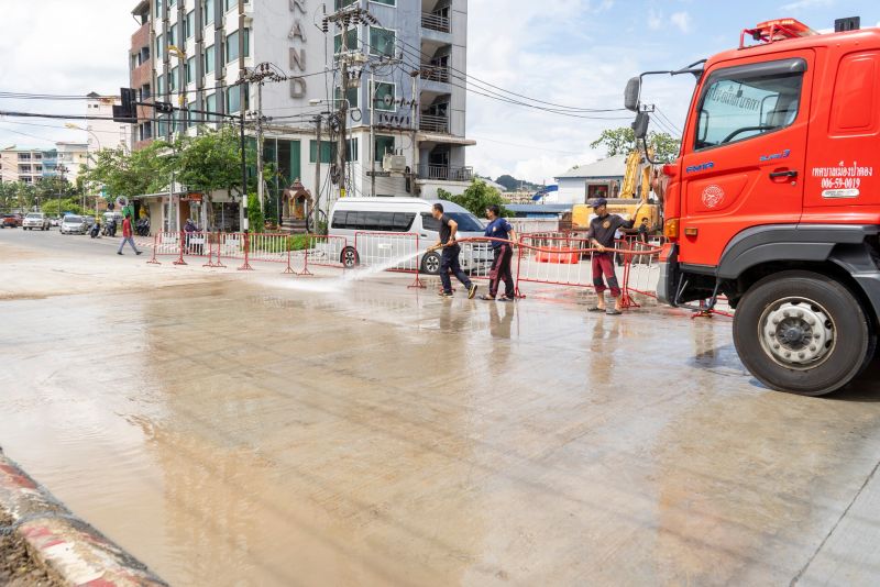 Окончание работ на Phra Mettha Rd. отметили взрывами петард и молитвой мэра у домика духов. Фото: PR Patong