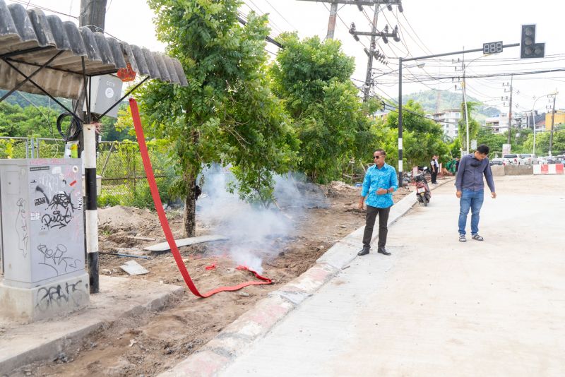 Окончание работ на Phra Mettha Rd. отметили взрывами петард и молитвой мэра у домика духов. Фото: PR Patong