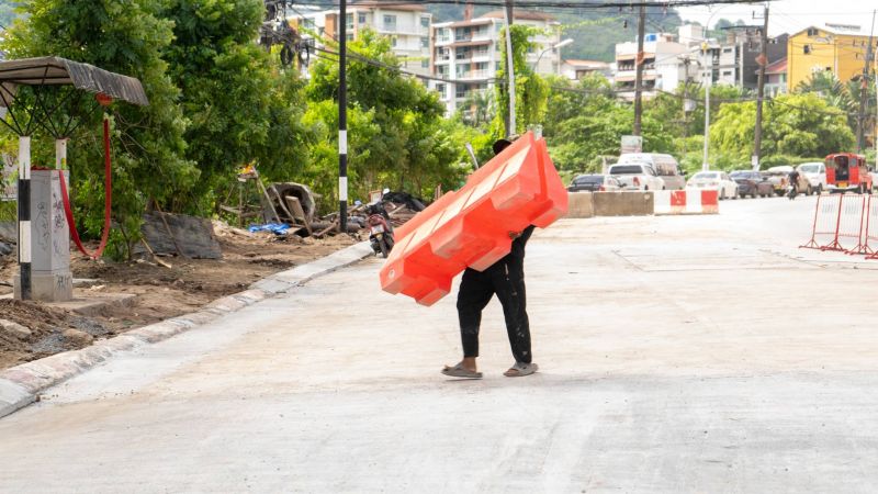 Окончание работ на Phra Mettha Rd. отметили взрывами петард и молитвой мэра у домика духов. Фото: PR Patong