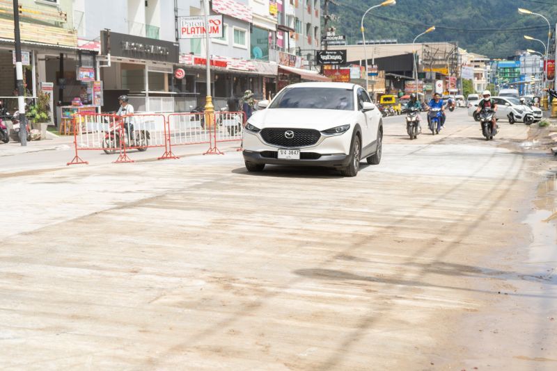 Окончание работ на Phra Mettha Rd. отметили взрывами петард и молитвой мэра у домика духов. Фото: PR Patong