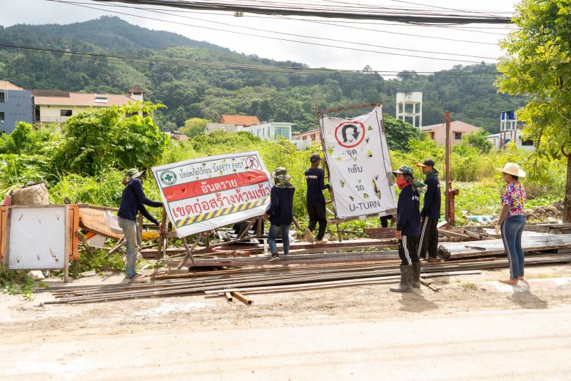 Окончание работ на Phra Mettha Rd. отметили взрывами петард и молитвой мэра у домика духов. Фото: PR Patong