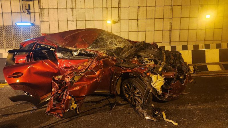 Тягач с прицепом массой в несколько тонн раздавил кроссовер в тоннеле у Lotus’s Extra. Фото: Иккапоп Тхонгтуб