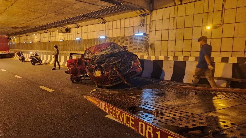 Тягач с прицепом массой в несколько тонн раздавил кроссовер в тоннеле у Lotus’s Extra. Фото: Иккапоп Тхонгтуб