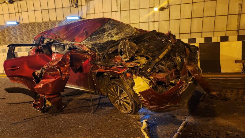 Тягач с прицепом массой в несколько тонн раздавил кроссовер в тоннеле у Lotus’s Extra. Фото: Иккапоп Тхонгтуб
