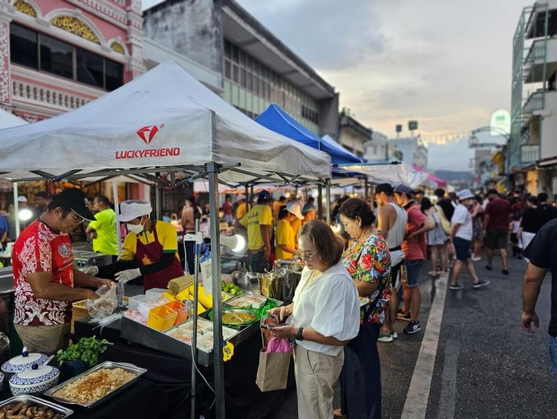 К ярмарке Lard Yai на Thalang Rd. добавилась ярмарка Chartered Walking Street на Phang Nga Rd. Фото: PPAO, Rewat Areerob