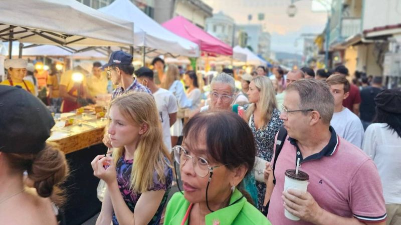 К ярмарке Lard Yai на Thalang Rd. добавилась ярмарка Chartered Walking Street на Phang Nga Rd. Фото: PPAO, Rewat Areerob