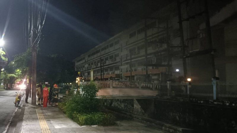Уличный трансформатор загорелся у школы в Пхукет-Тауне. Фото: DDPM Phuket CIty