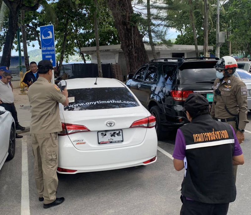 Официальные лица проверяют машины каршеринга Anytime в Патонге. Фото: Phuket Info Center