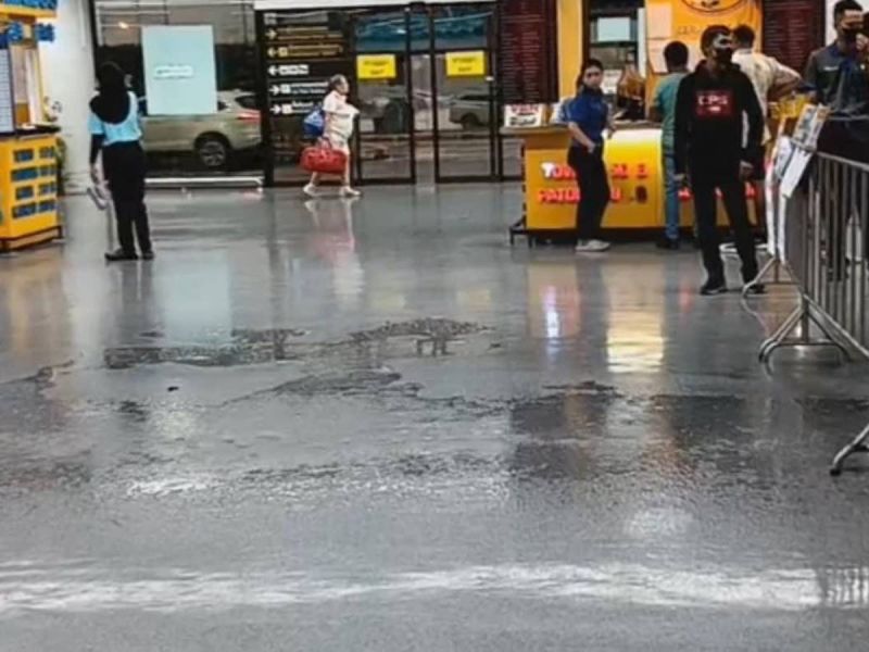 В аэропорту Пхукета протекла крыша, несколько человек поскользнулись на мокром полу. Фото: Phuket Info Center
