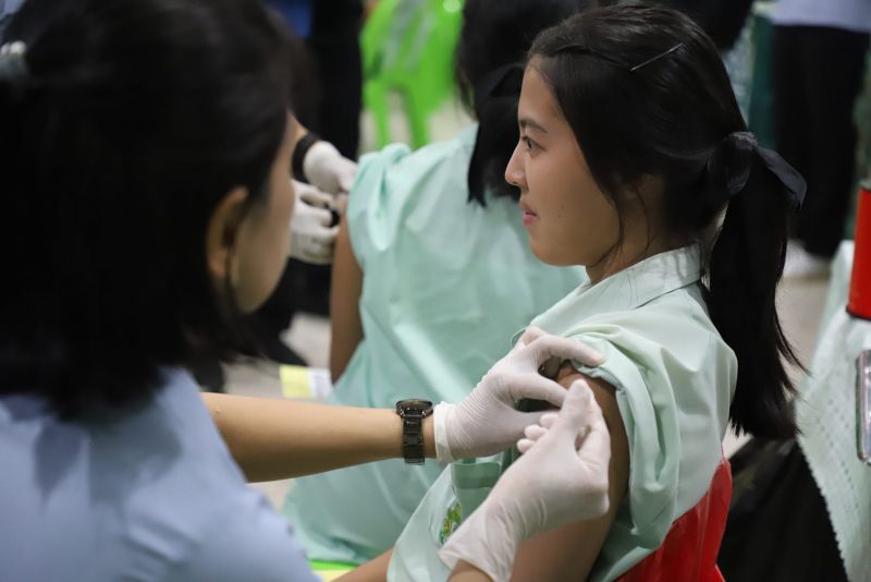 Первые 200 школьницы получили вакцину от ВПЧ на Пхукете 8 ноября. Фото: РРНО