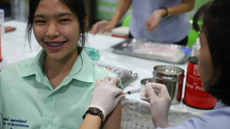 Первые 200 школьницы получили вакцину от ВПЧ на Пхукете 8 ноября. Фото: РРНО
